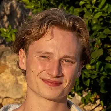 Portret van Luuk Schmitz, buiten in avondlicht.